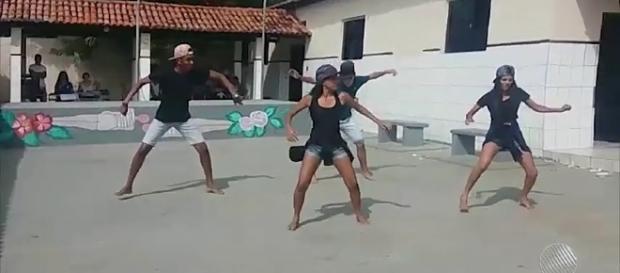 Raio atingiu árvore de Escola. Raio atingiu árvore de Escola.