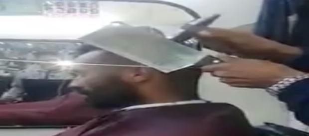 Sem demonstrar medo, rapaz corta cabelo com lâmina afiada em sua cabeça (@OSAY_it_aint_so ) Sem demonstrar medo, rapaz corta cabelo com lâmina afiada em sua cabeça (@OSAY_it_aint_so )
