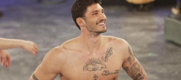 Stefano De Martino litigio a Selfie Stefano De Martino litigio a Selfie