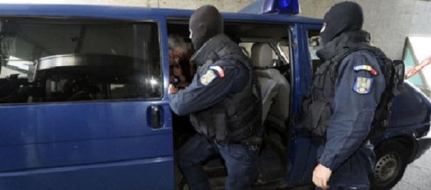 Un mai mare de la Imigrări suspect Un mai mare de la Imigrări suspect