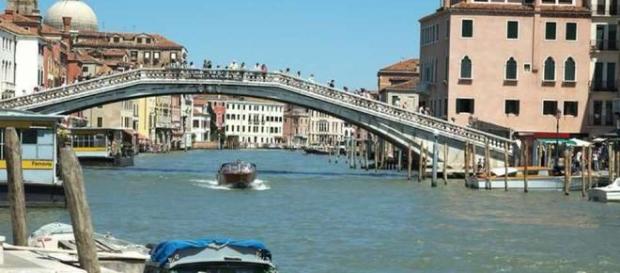 Venezia: turista nipponico si tuffa dal Ponte degli Scalzi. Venezia: turista nipponico si tuffa dal Ponte degli Scalzi.