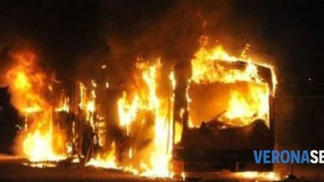 Fiamme su un bus Atv, caos traffico in zona stazione - veronasera.it