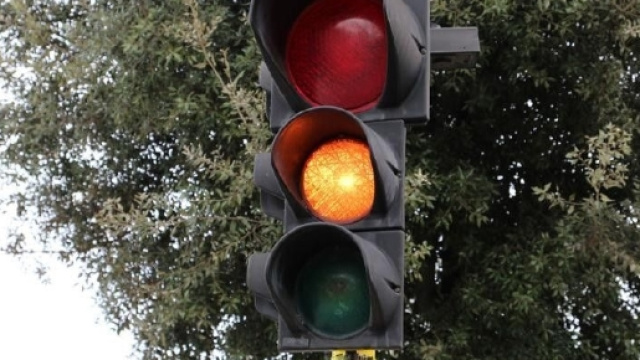 Scatta il giallo e non passa. Al semaforo di viale Japigia scoppia ... - leccenews24.it