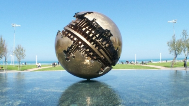 Una sfera di Arnaldo Pomodoro sul pelo dell'acqua.