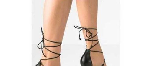 Immagine: scarpe femminili con tacco.