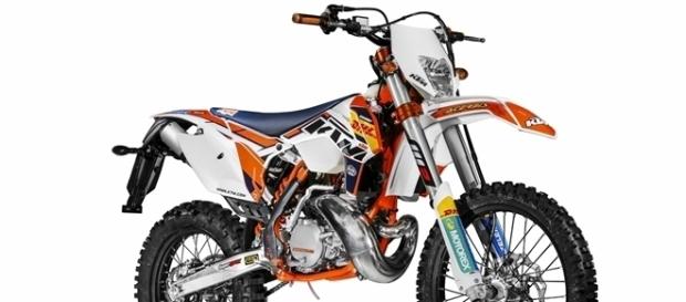 A KTM 350 EXC-F Factory Edition BR tem visual da motos de competição da equipe oficial da marca A KTM 350 EXC-F Factory Edition BR tem visual da motos de competição da equipe oficial da marca