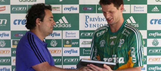 Alexandre Mattos entrega livro para Vágner Alexandre Mattos entrega livro para Vágner