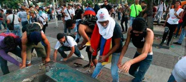 Guarimbas o hechos de violencia registrados el 12 de febrero de 2014 en Caracas protagonizados por la oposición venezolana Guarimbas o hechos de violencia registrados el 12 de febrero de 2014 en Caracas protagonizados por la oposición venezolana