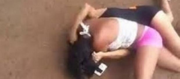Jovem é agredida por outra mulher em bar Jovem é agredida por outra mulher em bar