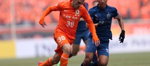 Meia Montillo em ação pelo Shandong Luneng da China Meia Montillo em ação pelo Shandong Luneng da China