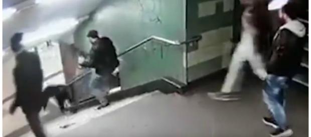 Momento em que o bandido deu um chute na mulher. Momento em que o bandido deu um chute na mulher.