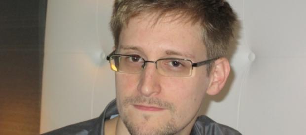 Snowden: L'Nsa controlla anche voli aerei Snowden: L'Nsa controlla anche voli aerei