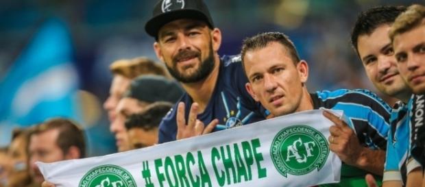 Torcida gremista fazendo homenagem para Chapecoense Torcida gremista fazendo homenagem para Chapecoense