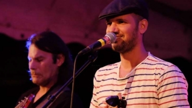 Le chanteur Romain Lateltin râle avec le sourire et chante la vie de tous les jours - sudouest.fr