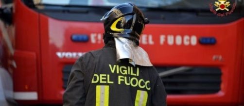 I vigili del fuoco in azione per spegnere un incendio a Foggia