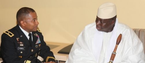 Yahya Jammeh (a destra), qui insieme al Generale statunitense Robert Ferrell in un incontro a Banjul, Gambia, nel 2011.