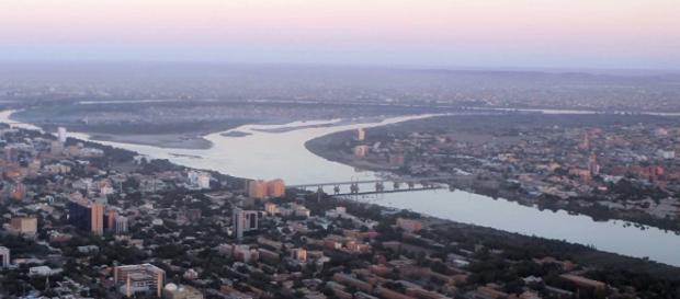Cartum, capital do Sudão, atravessada pelo Rio Nilo Cartum, capital do Sudão, atravessada pelo Rio Nilo