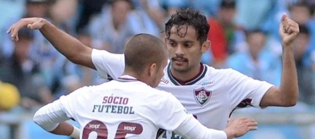 Comemorando gol com Marcos Júnior, Gustavo Scarpa (de frente) pode trocar o Flu pelo Palmeiras em 2017 (Foto: Arquivo) Comemorando gol com Marcos Júnior, Gustavo Scarpa (de frente) pode trocar o Flu pelo Palmeiras em 2017 (Foto: Arquivo)