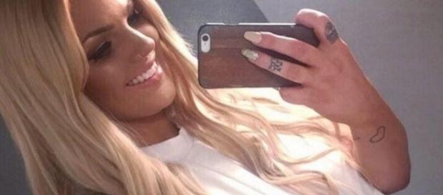 Como a garota costuma mostrar sempre o bumbum, resolveu usá-lo para anunciar empresas e produtos Como a garota costuma mostrar sempre o bumbum, resolveu usá-lo para anunciar empresas e produtos