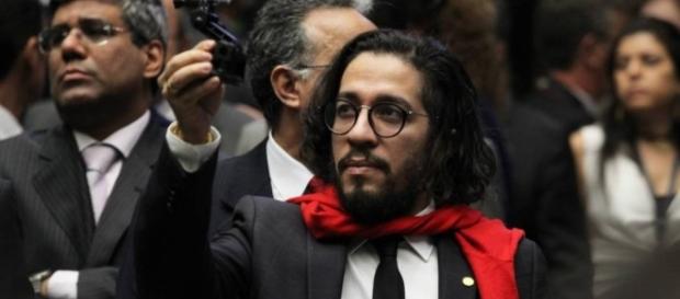 Deputado Jean Wyllys vota contra o impeachment e cospe no provocativo Jair Bolsonaro Deputado Jean Wyllys vota contra o impeachment e cospe no provocativo Jair Bolsonaro