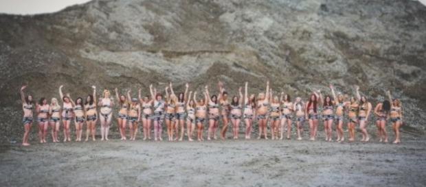 Grupo de mulheres resolve tirar a roupa em protesto contra o Facebook Grupo de mulheres resolve tirar a roupa em protesto contra o Facebook