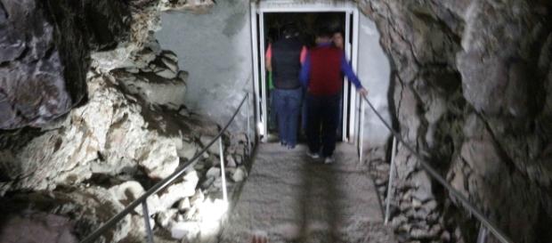 La caminata a través del monte esta sellada con una puerta de vidrio La caminata a través del monte esta sellada con una puerta de vidrio