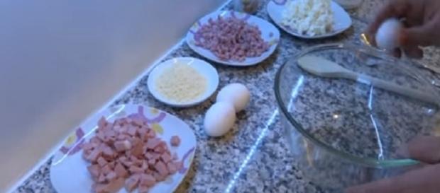 La preparazione di una torta salata La preparazione di una torta salata