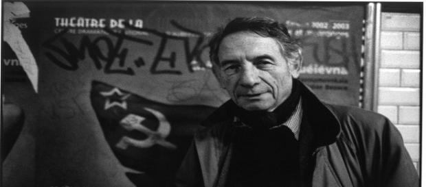 Mario Dondero, in uno degli scatti più famosi che lo ritraggono. Mario Dondero, in uno degli scatti più famosi che lo ritraggono.