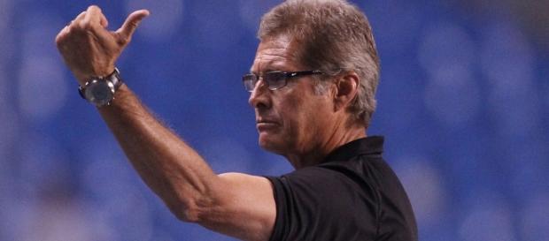 Osvaldo Oliveira, que ainda não conseguiu fazer o Corinthians jogar bem, tem difícil missão pela frente Osvaldo Oliveira, que ainda não conseguiu fazer o Corinthians jogar bem, tem difícil missão pela frente
