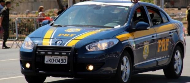 Policial Rodoviário Federal faz motorista voltar para pegar idoso esquecido na parada de ônibus. Policial Rodoviário Federal faz motorista voltar para pegar idoso esquecido na parada de ônibus.