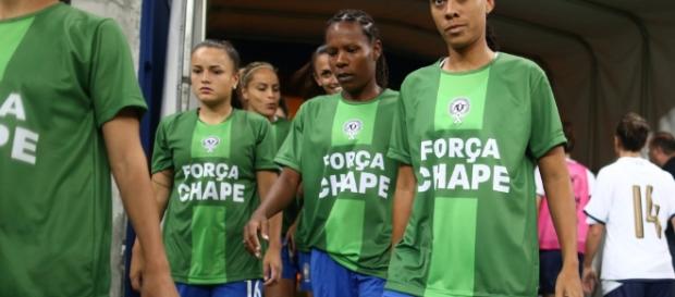 Seleção entrando com a camisa "Força Chape". (Créditos: Lucas Figueiredo/CBF) Seleção entrando com a camisa "Força Chape". (Créditos: Lucas Figueiredo/CBF)