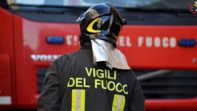I vigili del fuoco in azione per spegnere un incendio a Foggia