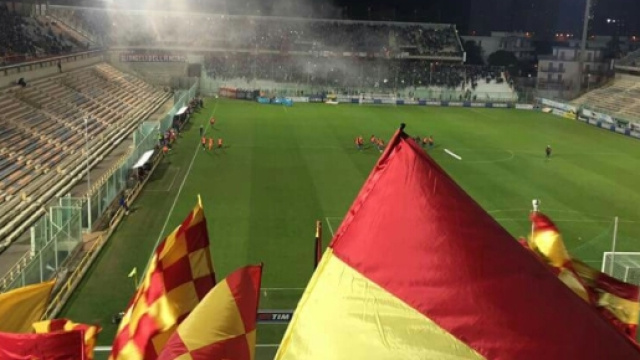 Tifosi del Lecce nella trasferta di Taranto.