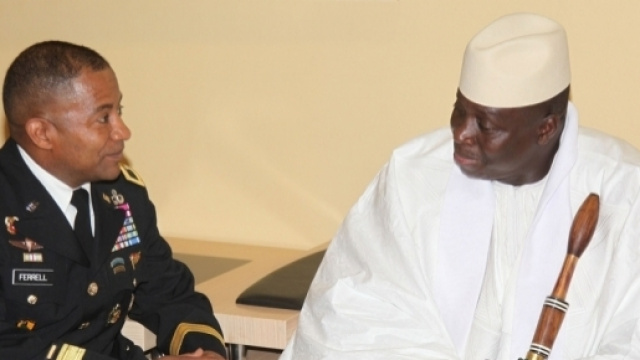 Yahya Jammeh (a destra), qui insieme al Generale statunitense Robert Ferrell in un incontro a Banjul, Gambia, nel 2011.