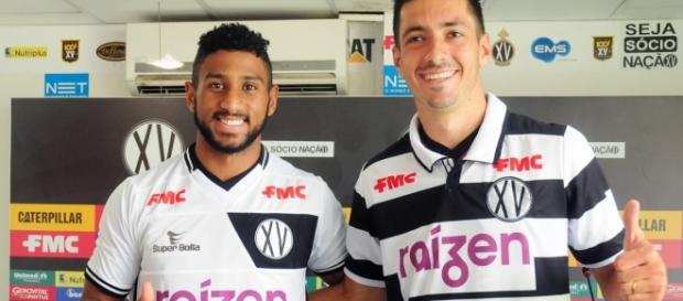Apresentação de Claudio Canavarros à direita Apresentação de Claudio Canavarros à direita