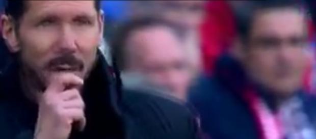 Un Simeone pensativo pero nervioso en el banquillo Un Simeone pensativo pero nervioso en el banquillo