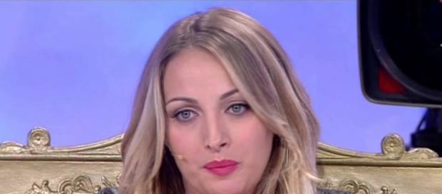 Uomini e Donne, scontro fisico tra Tina e Rossella Uomini e Donne, scontro fisico tra Tina e Rossella