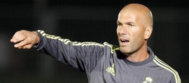 Zinedine Zidane dando órdenes al equipo Zinedine Zidane dando órdenes al equipo