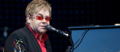 Elton John durante un sua esibizione live