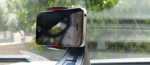 utilizzare smartphone in auto è pericoloso