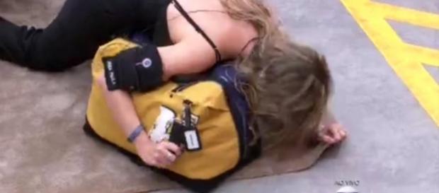 Ana não acredita na notícia e se joga no chão Ana não acredita na notícia e se joga no chão
