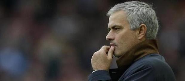 Mourinho dirigiendo un partido en la liga Premier. Mourinho dirigiendo un partido en la liga Premier.