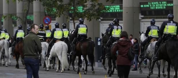 Policía a caballo en los alrededores del Estadio Policía a caballo en los alrededores del Estadio