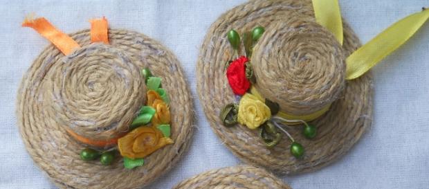 Broșe hand-made din fir textil și saten Broșe hand-made din fir textil și saten