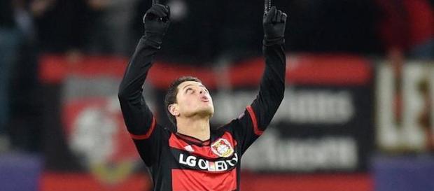 Chicharito celebra un gol con el Leverkusen. AP Chicharito celebra un gol con el Leverkusen. AP