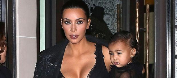 Kim Kardashian com a primeira filha, North West Kim Kardashian com a primeira filha, North West