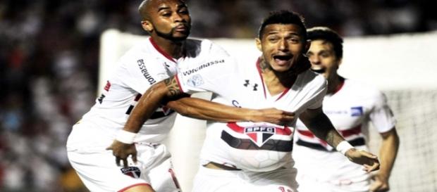 Rogério marca o gol do São Paulo Rogério marca o gol do São Paulo