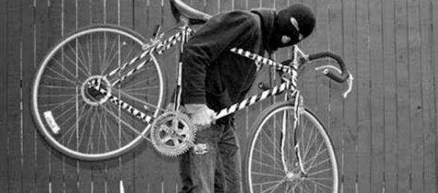 Român bătut de trei italieni pentru o bicicletă Român bătut de trei italieni pentru o bicicletă