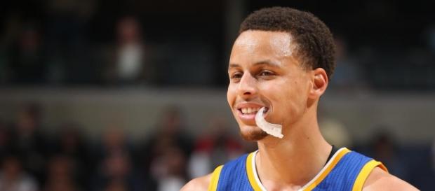 Stephen Curry con su protector de dientes. Stephen Curry con su protector de dientes.