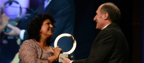 Berta Cáceres alla premiazione per le sue attività